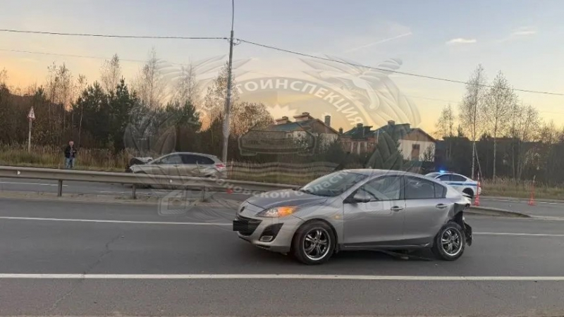 В Ивановском районе при повороте столкнулись «Мазда 3» и «Лада Х-рей»