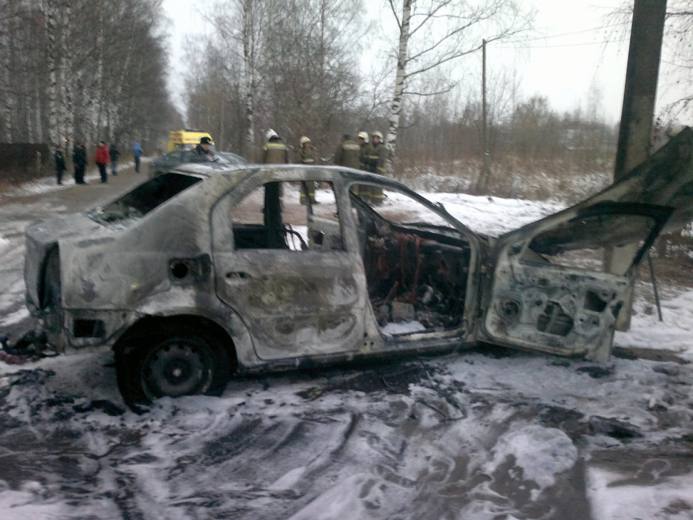 Огонь уничтожил автомобиль в Фурманове