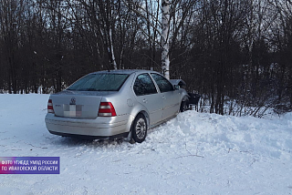 В Ивановском районе автомобиль оказался в кювете, где совершил наезд на дерево (ФОТО)