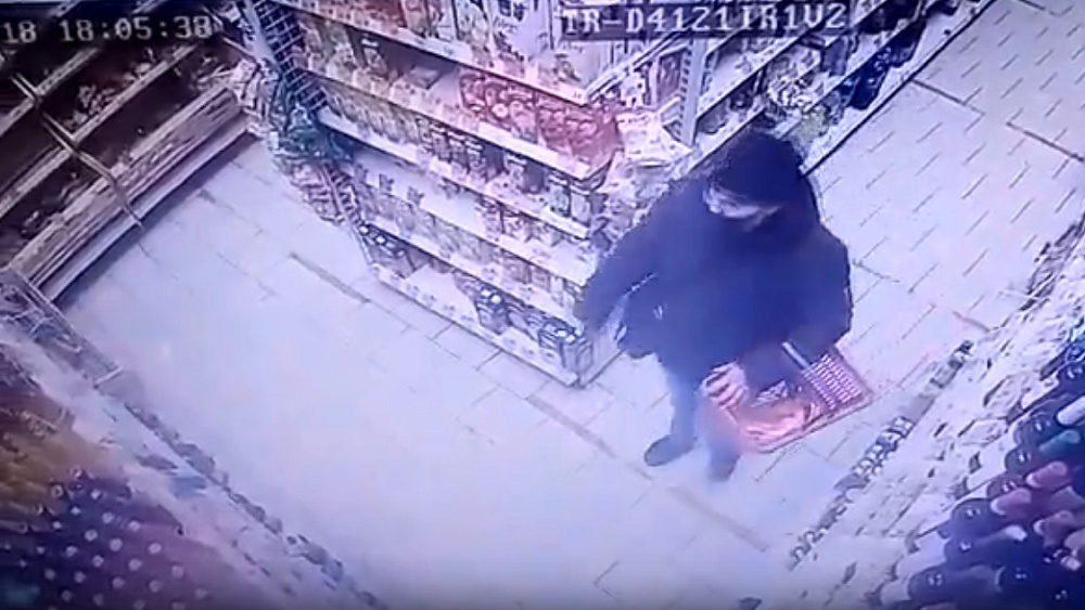 Ведется розыск подозреваемого в краже продуктов питания из магазина в Лухе (ВИДЕО)