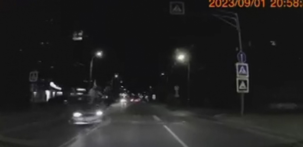 Жесткий наезд на женщину и ребенка в Иванове: пешеходы пострадали, водитель скрылся, автомобиль нашли сожженным (ВИДЕО с места ДТП)