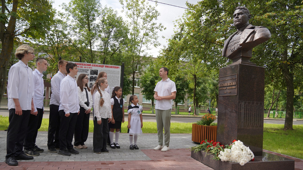 Памятник маршалу Василевскому торжественно открыли в Иванове (ФОТО)